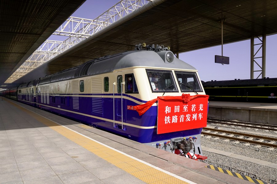 xinjiang train travel