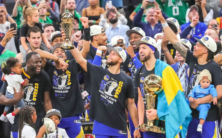 Warriors beat Celtics to lift NBA championship trophy-Xinhua