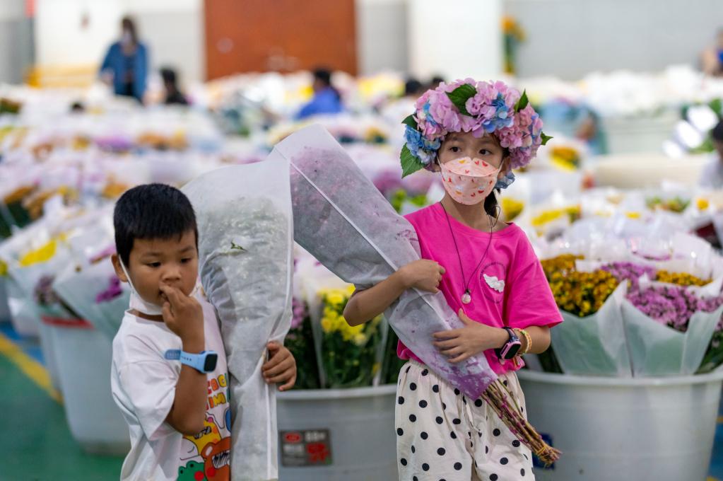 China's largest fresh cut flower trading market develops night economy