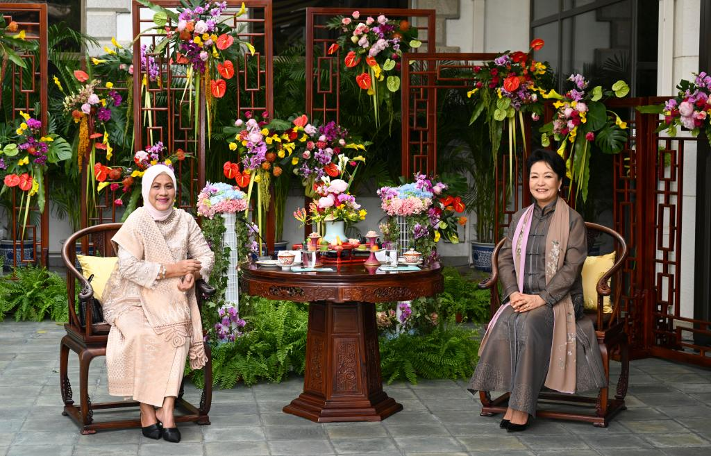 Peng Liyuan bertemu dengan ibu negara Indonesia Xinhua