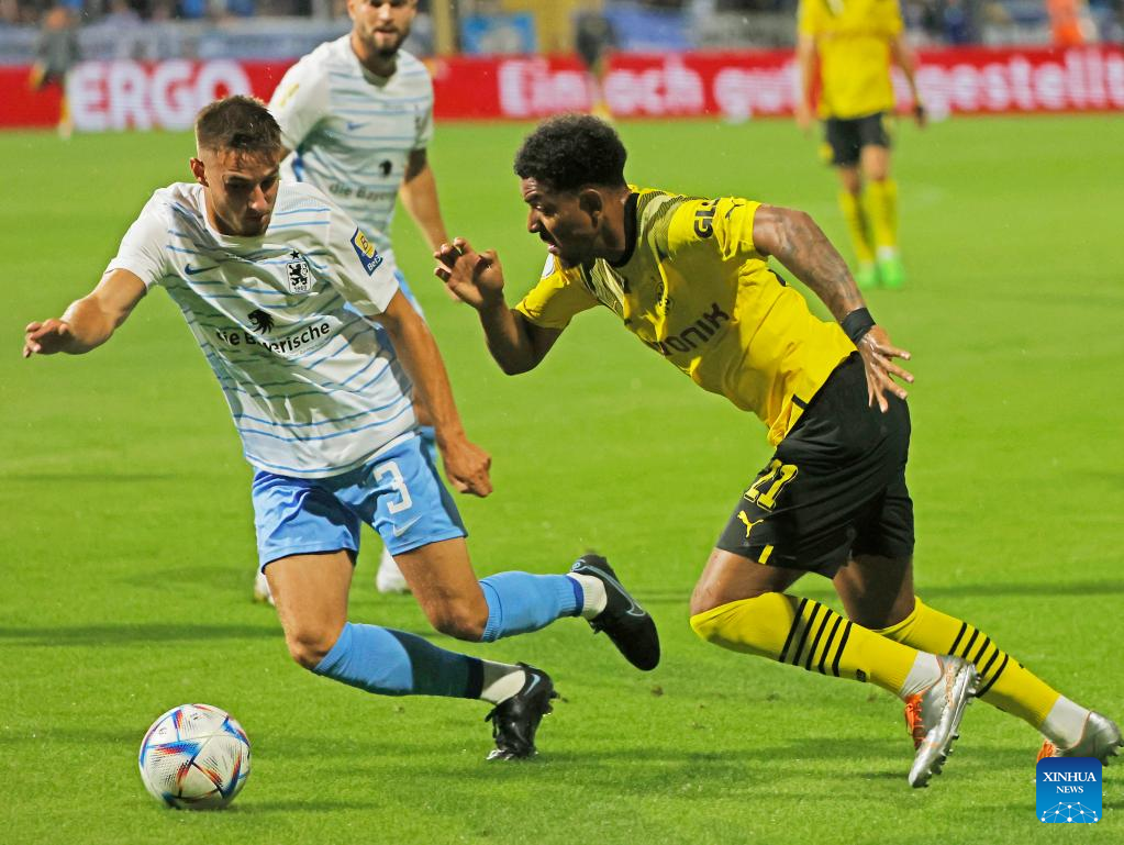 Erstrunden-Fußballspiel des DFB-Pokals: München gegen Dortmund – Xinhua