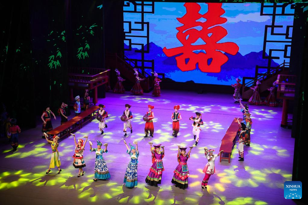 Performance of show Colorful Guizhou Style resumes in SW China