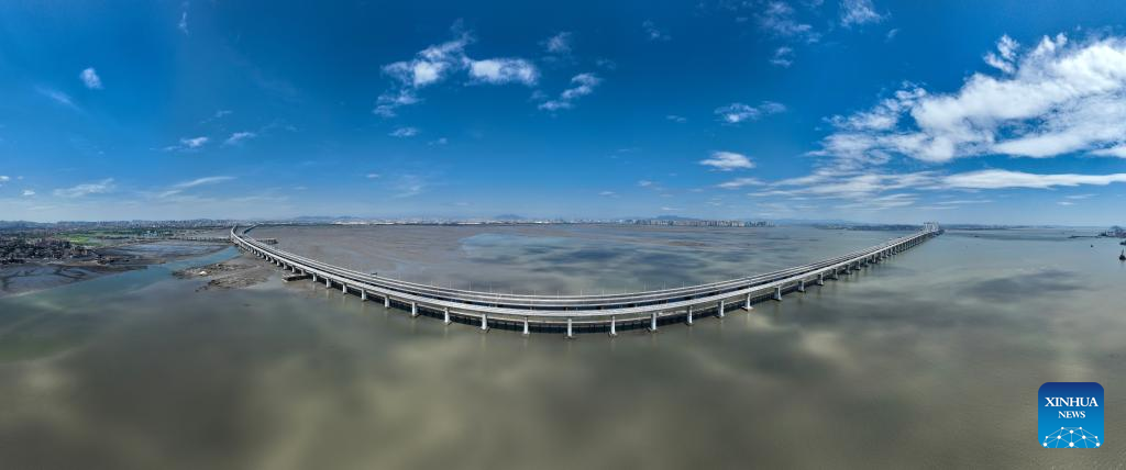 Aerial photo shows tourists enjoying summer time on the beach in Fuzhou  City, southeast China's Fujian Province, 6 August, 2023. (Photo by  ChinaImages/Sipa USA) Credit: Sipa US/Alamy Live News Stock Photo 