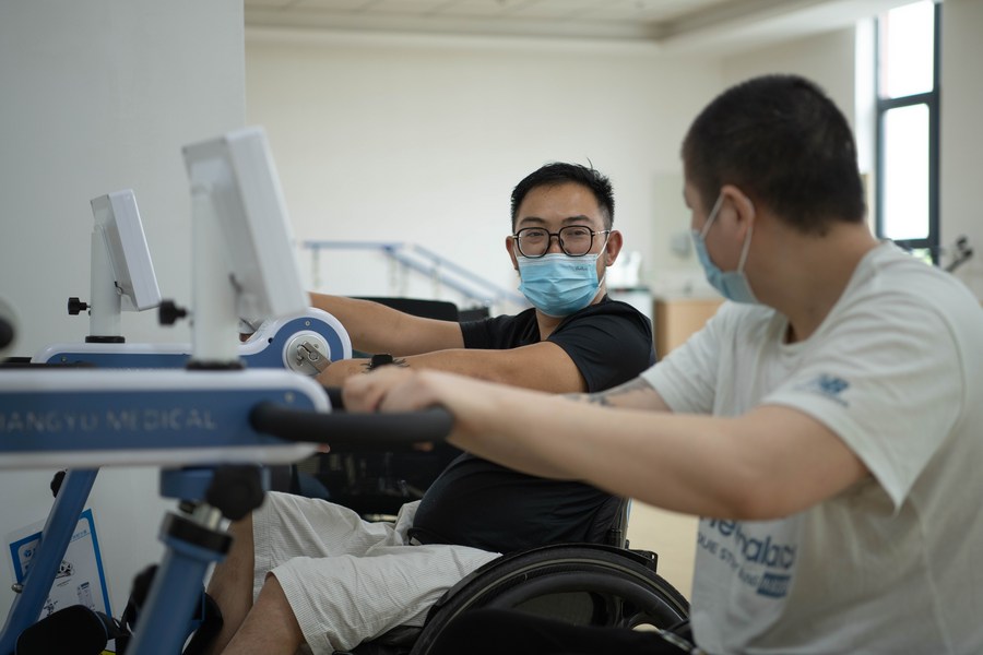 A spinal cord injured man helps 