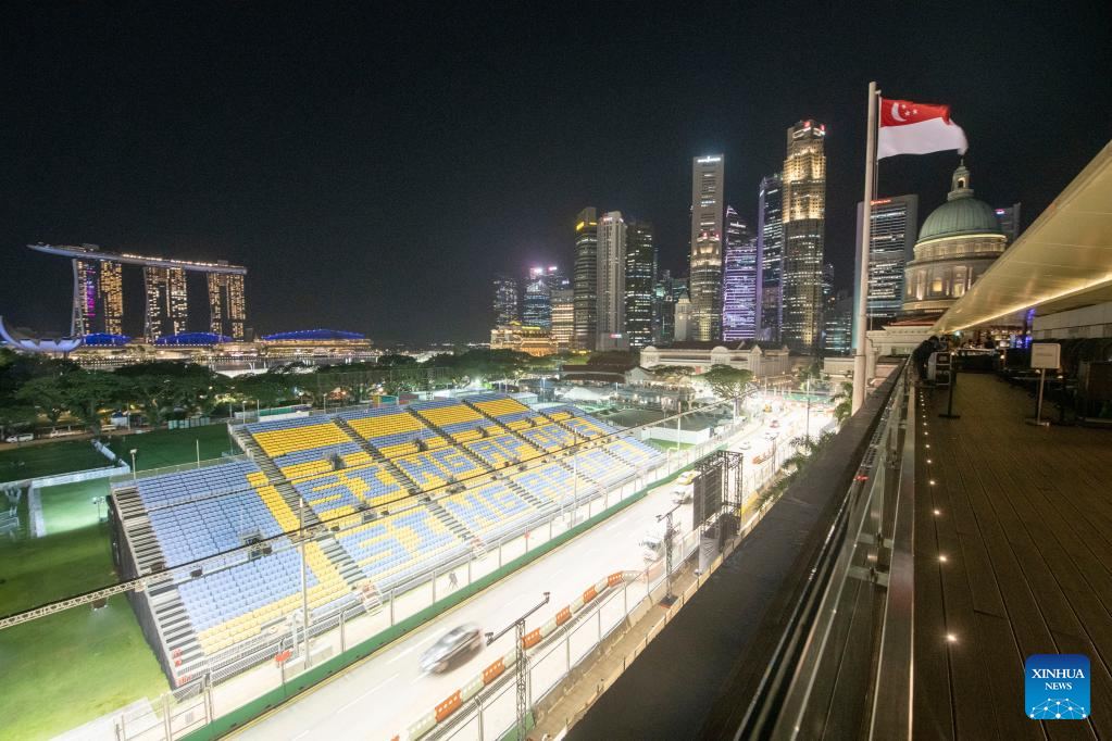 f1 新加坡大奖赛夜间赛的滨海湾街赛道 