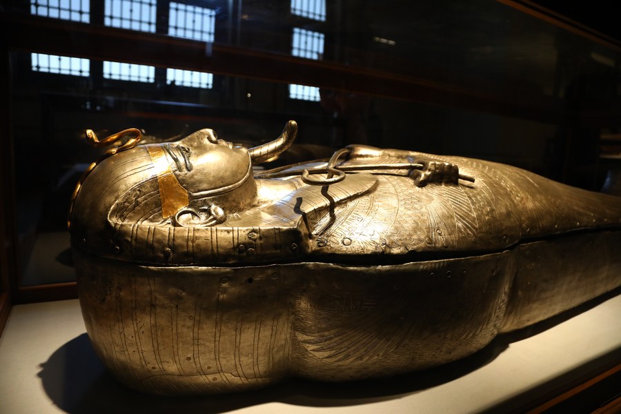 Mideast in Pictures: Treasures of Pharaoh Psusennes I on display at ...