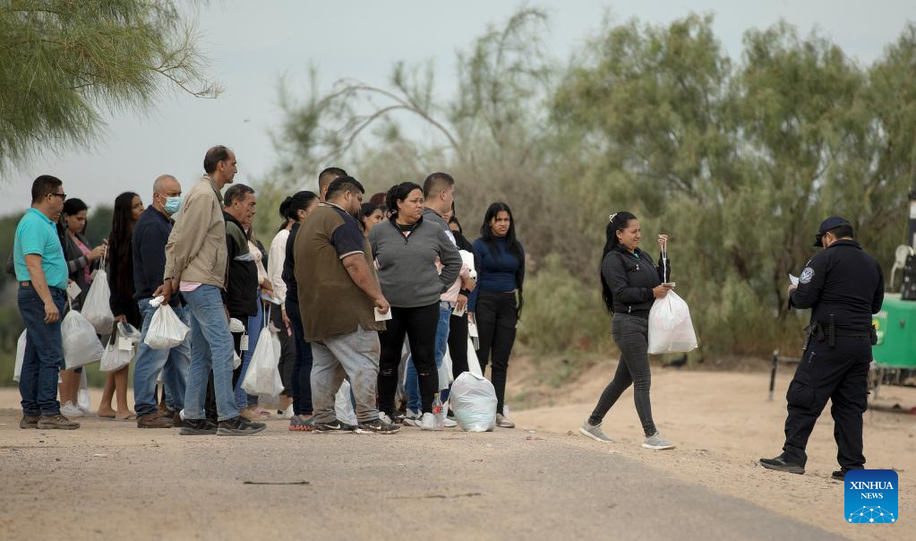 World Insights: Migrants Bused Into Storm Eye Of U.S. Partisan Fights ...