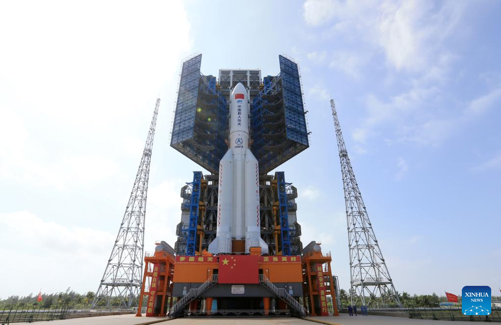 China's parachute system makes controllable landing of rocket boosters