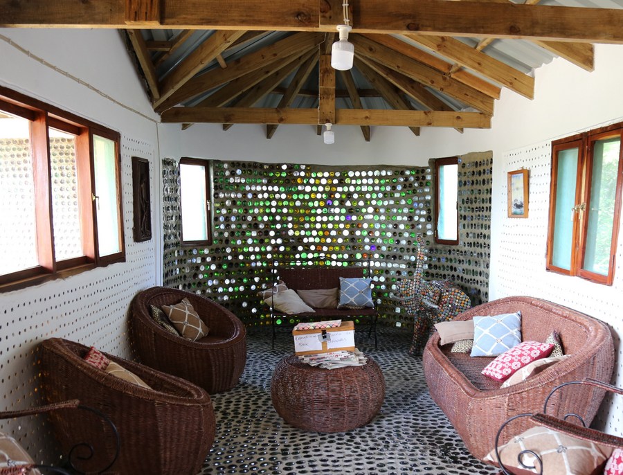 (Hello Africa) Mozambican environmentalist builds house with 200,000