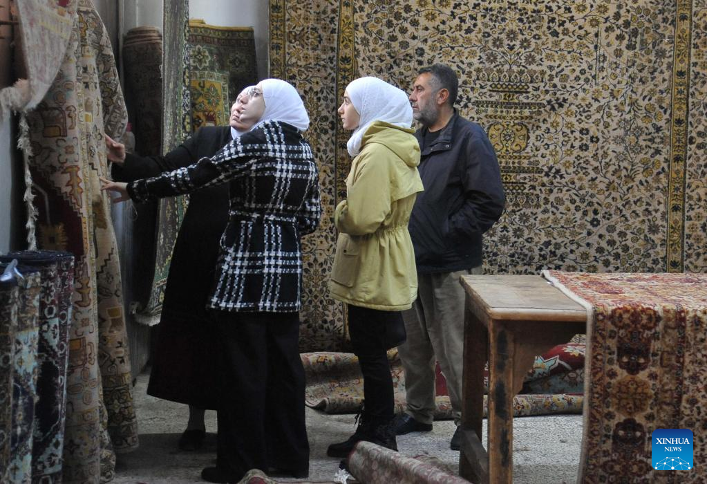 Syrian Rug Salesman In pics: carpet workshop in Damascus, Syria-Xinhua
