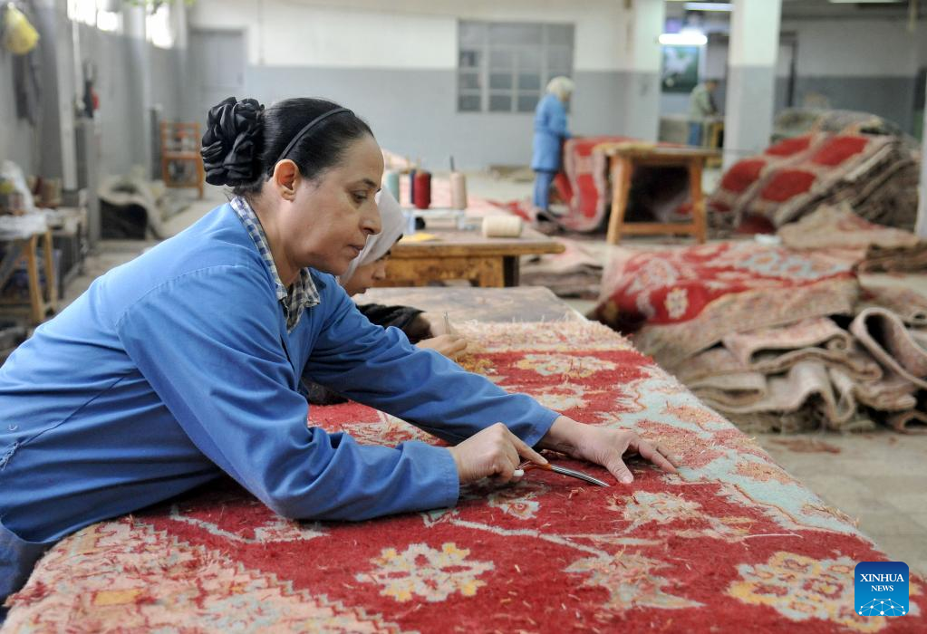 Syrian Rug Salesman In pics: carpet workshop in Damascus, Syria-Xinhua
