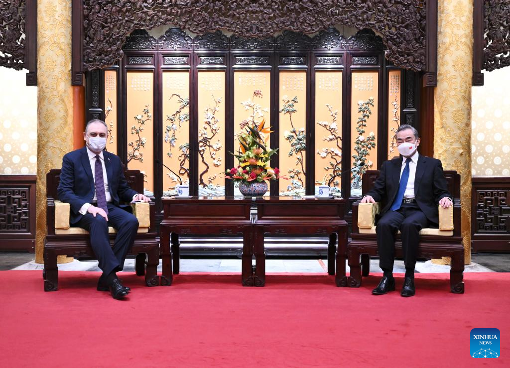 Chinese FM meets Russian ambassador to China