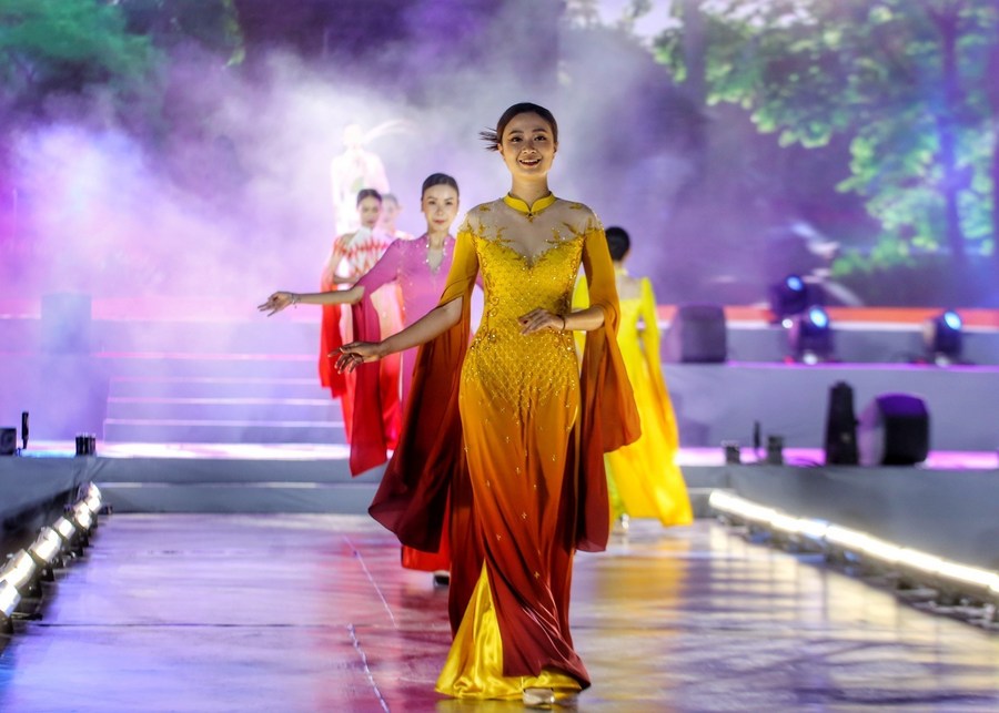 Asia Album: Vietnamese traditional costume Ao Dai-Xinhua