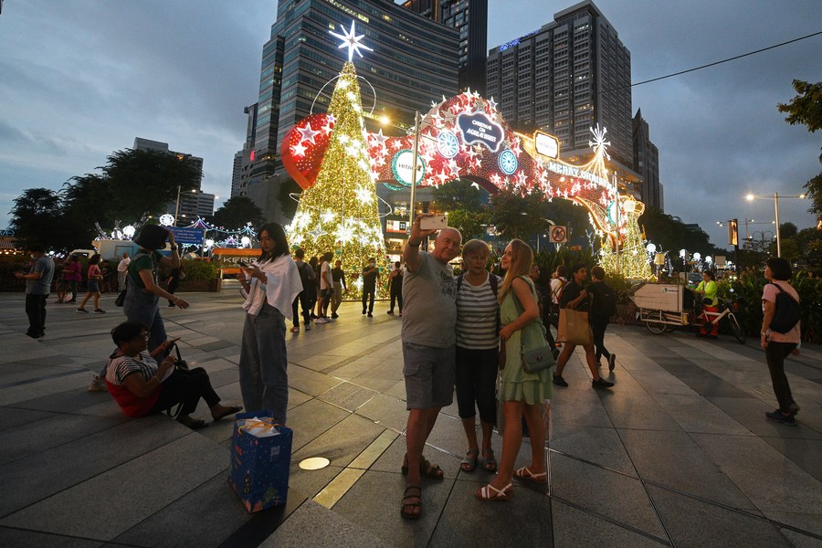 asia-album-singaporeans-celebrate-christmas-with-light-decorations