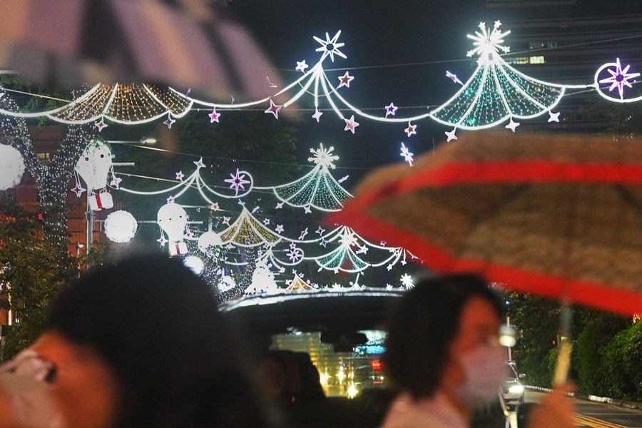 Asia Album: Singaporeans celebrate Christmas with light decorations ...