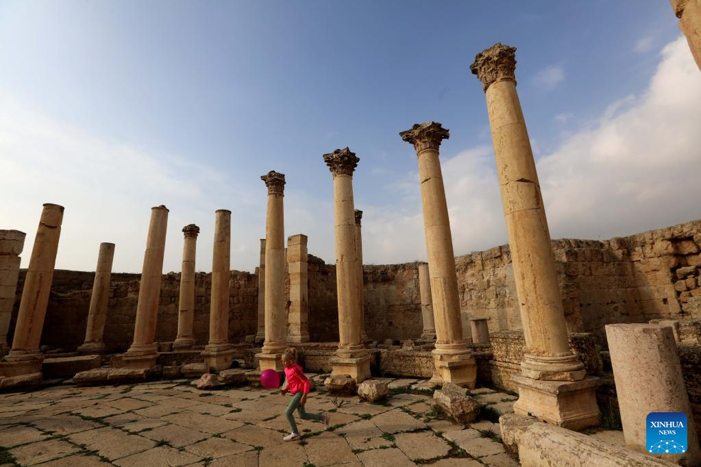 Tourists visit Roman archeological sites in Jordan-Xinhua