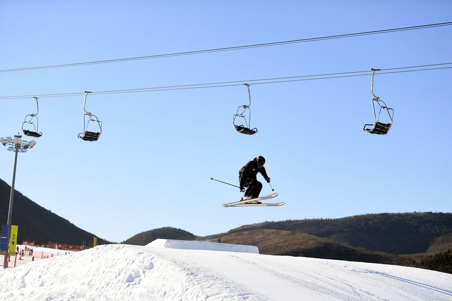 InPics: People enjoy ski season in Beijing-Xinhua