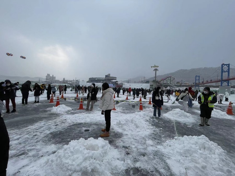 Tourists flock to fish on ice at S. Korea's popular winter festivalXinhua