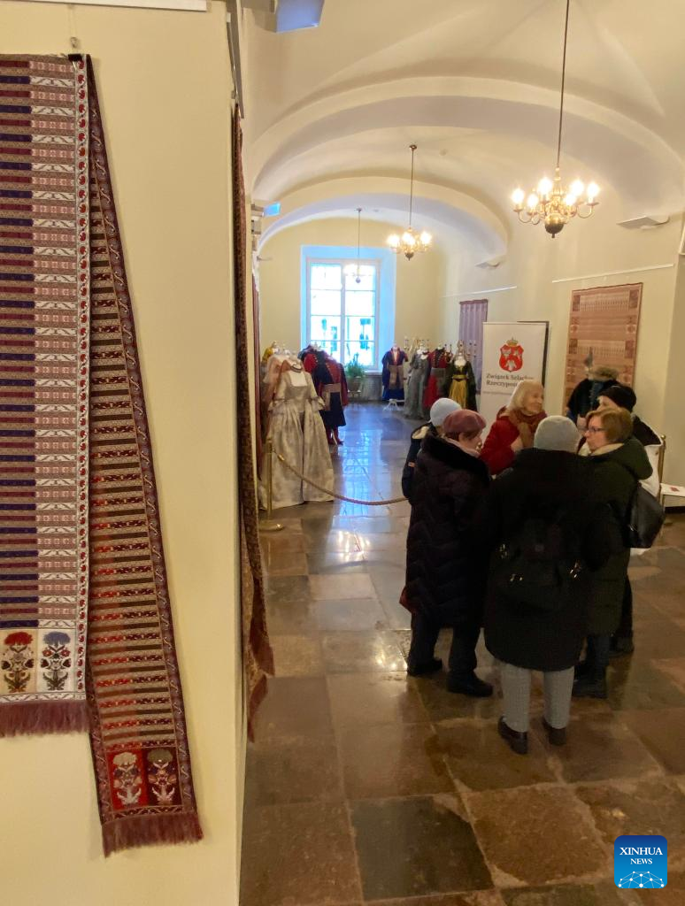 Vilniuje surengta lietuvių ir lenkų tradicinių kostiumų paroda – Xinhua