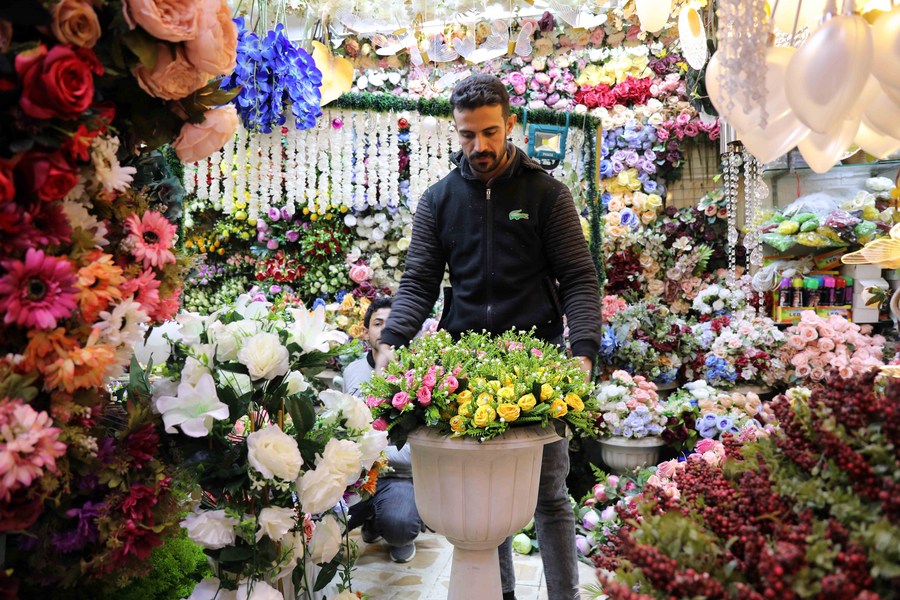 Mideast in Pictures Chinese artificial flowers popular among IraqisXinhua