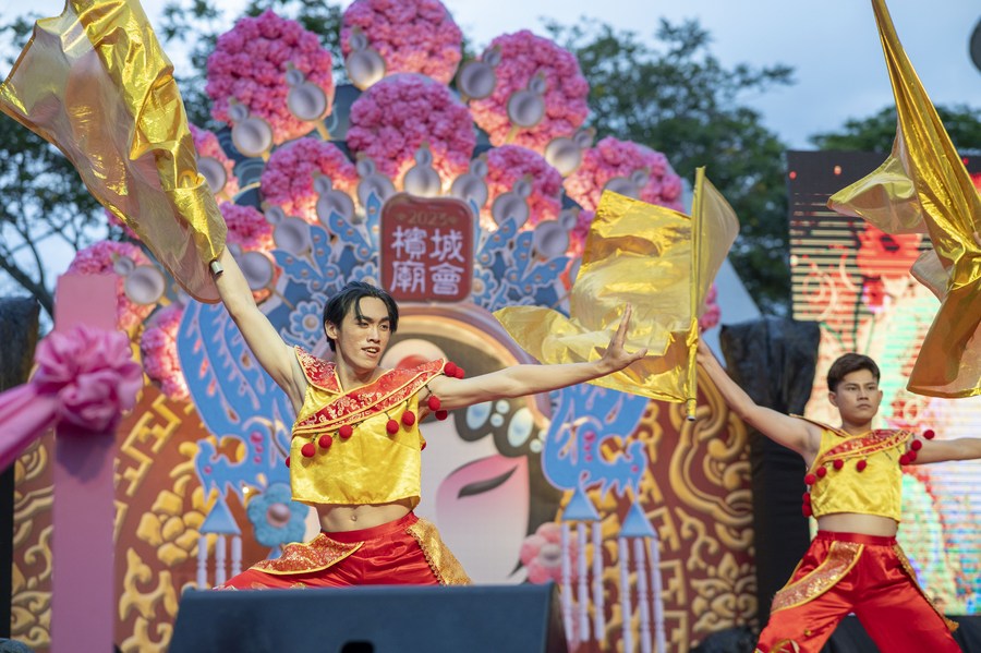 Asia Album: Chinese Lunar New Year celebrated with firecrackers, colorful  lighting show in Malaysia-Xinhua