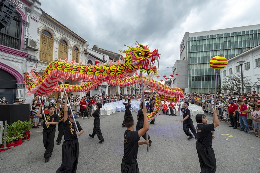 Asia Album: Chinese Lunar New Year celebrated with firecrackers, colorful  lighting show in Malaysia-Xinhua