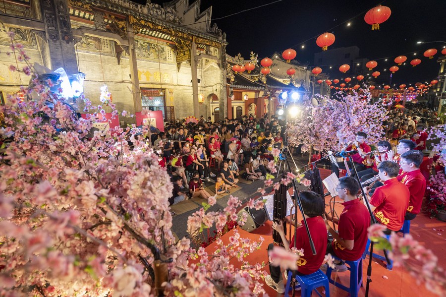Asia Album: Chinese Lunar New Year celebrated with firecrackers, colorful  lighting show in Malaysia-Xinhua
