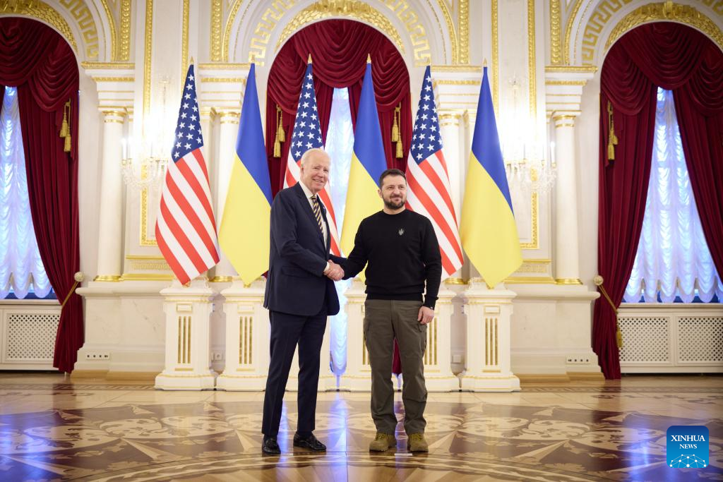 Joe Biden, în vizită la Kiev, alături de președintele Ucrainei, Volodimir Zelenski. 20 februarie 2023 (sursă foto: cnn.com)