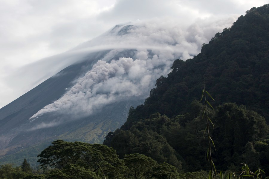 Gunung Merapi Meletus di Indonesia Mengeluarkan Lava dan Asap – Xinhua English.news.cn