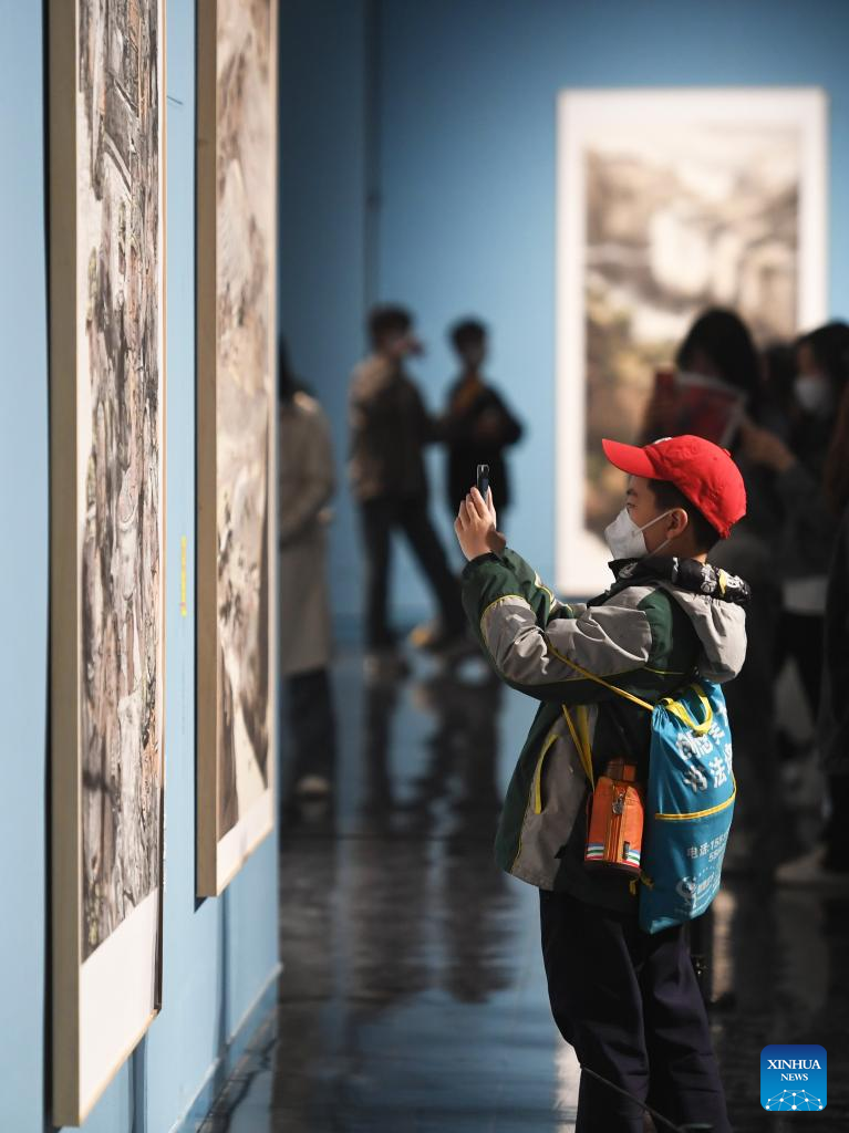 People visit new venue of Zhengzhou Art Museum in C China\