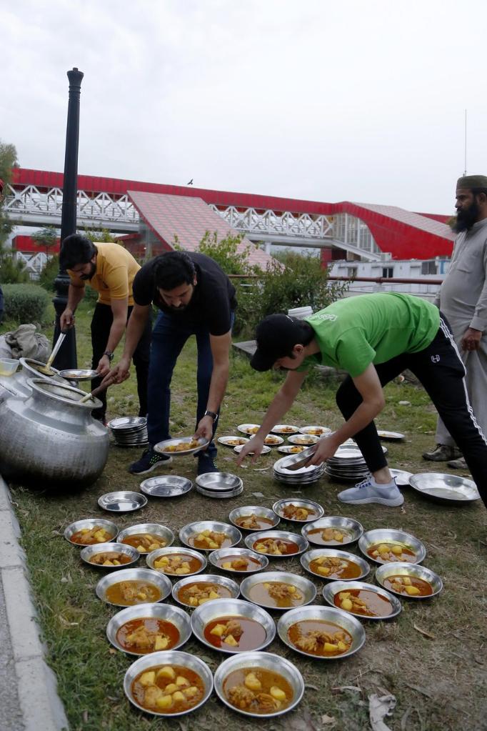 Asia Album: Roadside Iftar during Ramadan in Pakistan-Xinhua