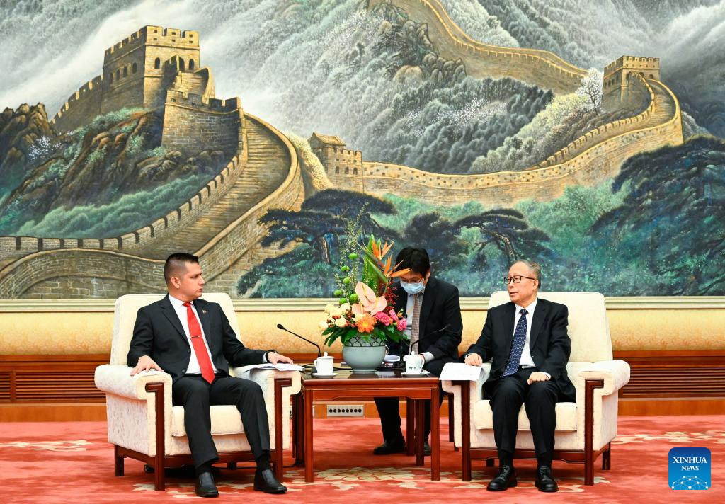 Un alto legislador chino se reúne con la delegación de Venezuela-Xinhua