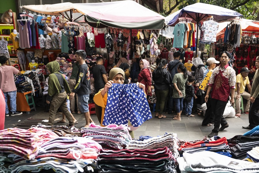 Tradisi beli baju baru dan trendi untuk Idul Fitri di Indonesia – Xinhua English.news.cn