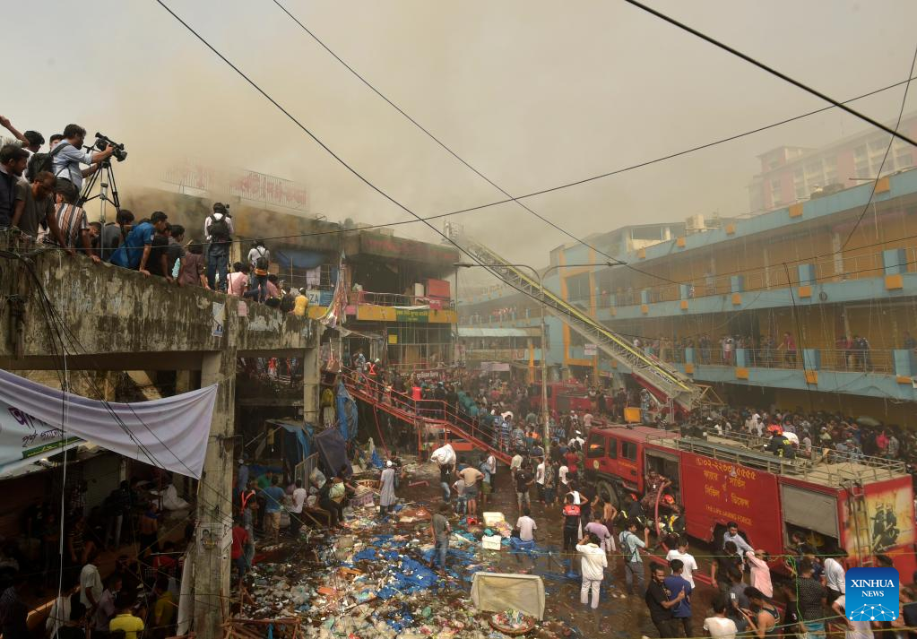 Massive fire breaks out in Bangladesh capital's clothing market-Xinhua