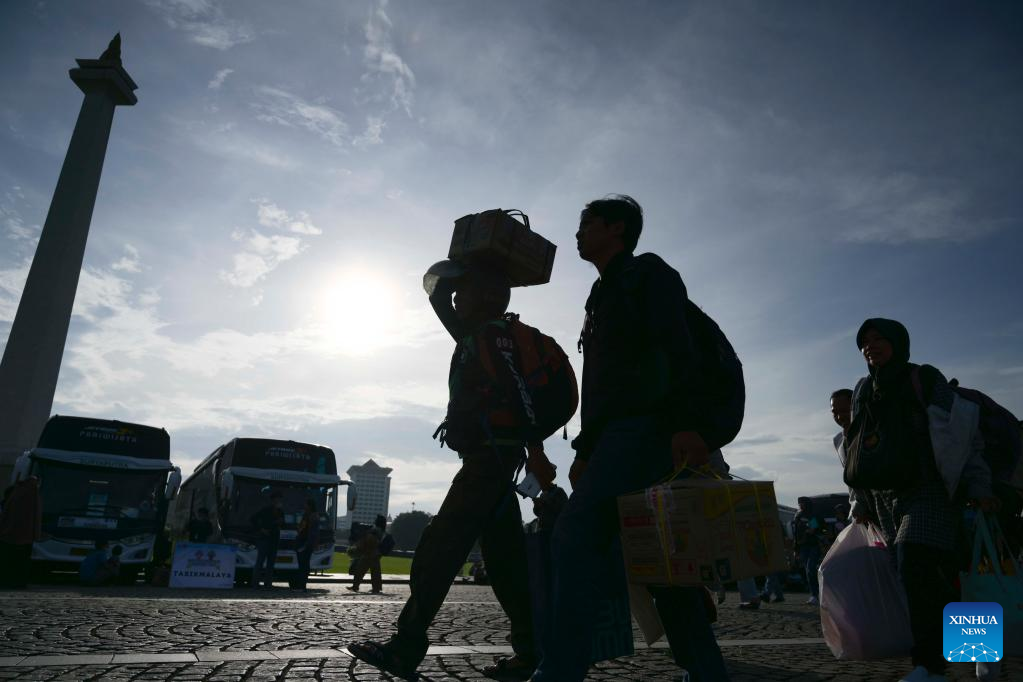 Orang-orang kembali ke kampung halaman untuk merayakan Idul Fitri di Indonesia-Xinhua
