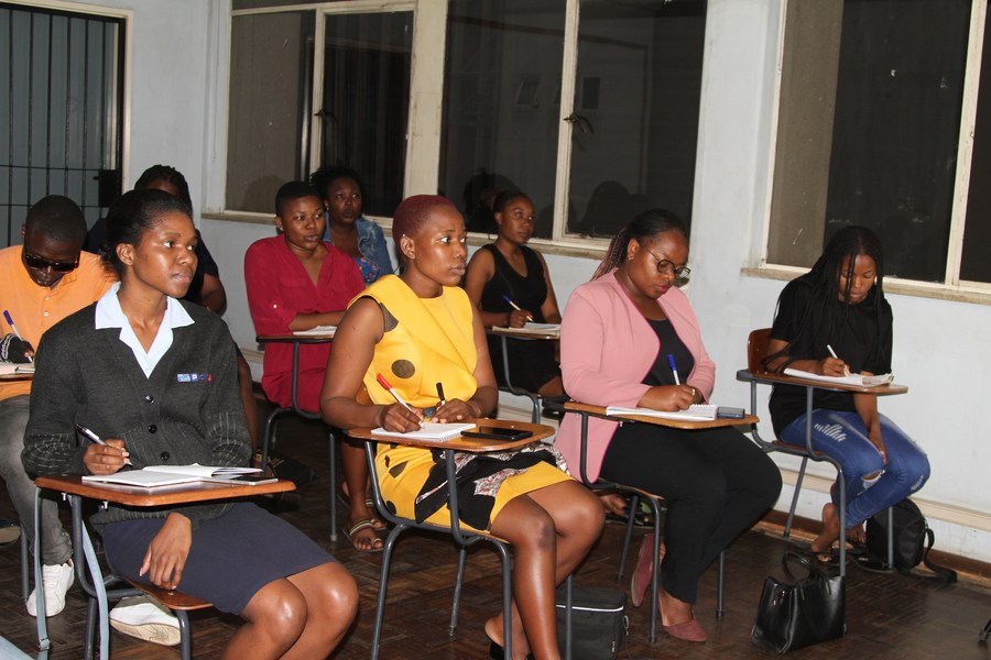 Ni hao? Zimbabweans get hooked on Chinese language Review and Mail