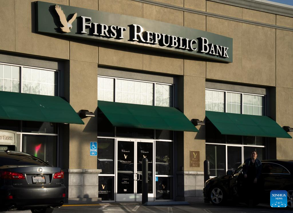 U.S. First Republic Bank reports poor Q1 results amid deposit outflows