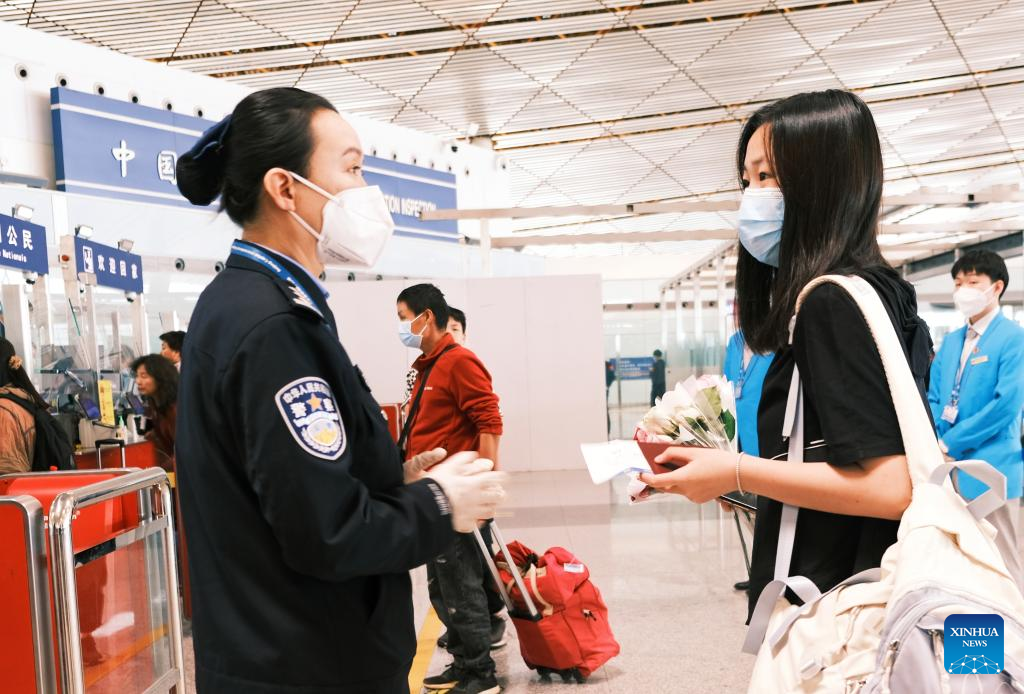 1st flight with Chinese evacuees from Sudan arrives in Beijing-Xinhua