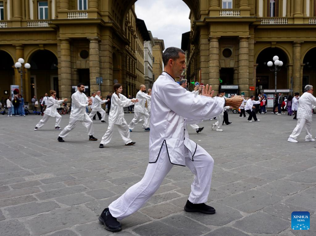 L’entusiasmo per il tai chi sta esplodendo nella città italiana di Xinhua