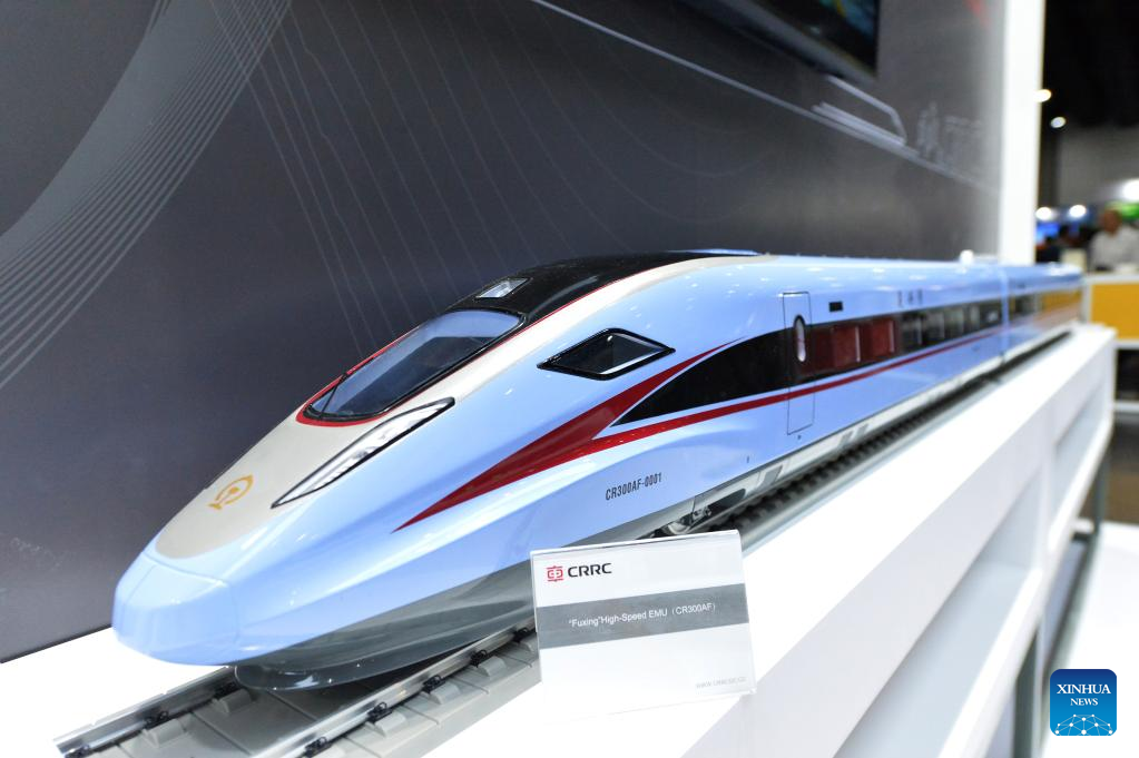 中国制造的火车模型在泰国举行的亚太铁路2023期间展出-新华社