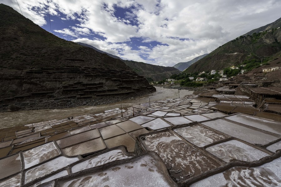 Tibet’s ancient salt fields protected by new regulation-Xinhua
