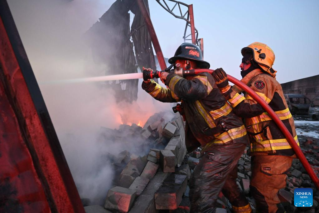 Firefighters battle fire in Jahra Governorate, KuwaitXinhua