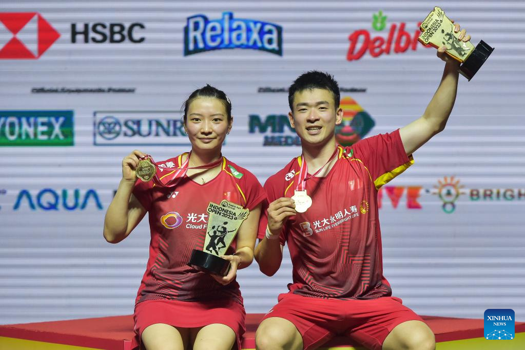Zheng dan Huang dari China memenangkan gelar ganda campuran di Indonesia Open-Xinhua 2023.