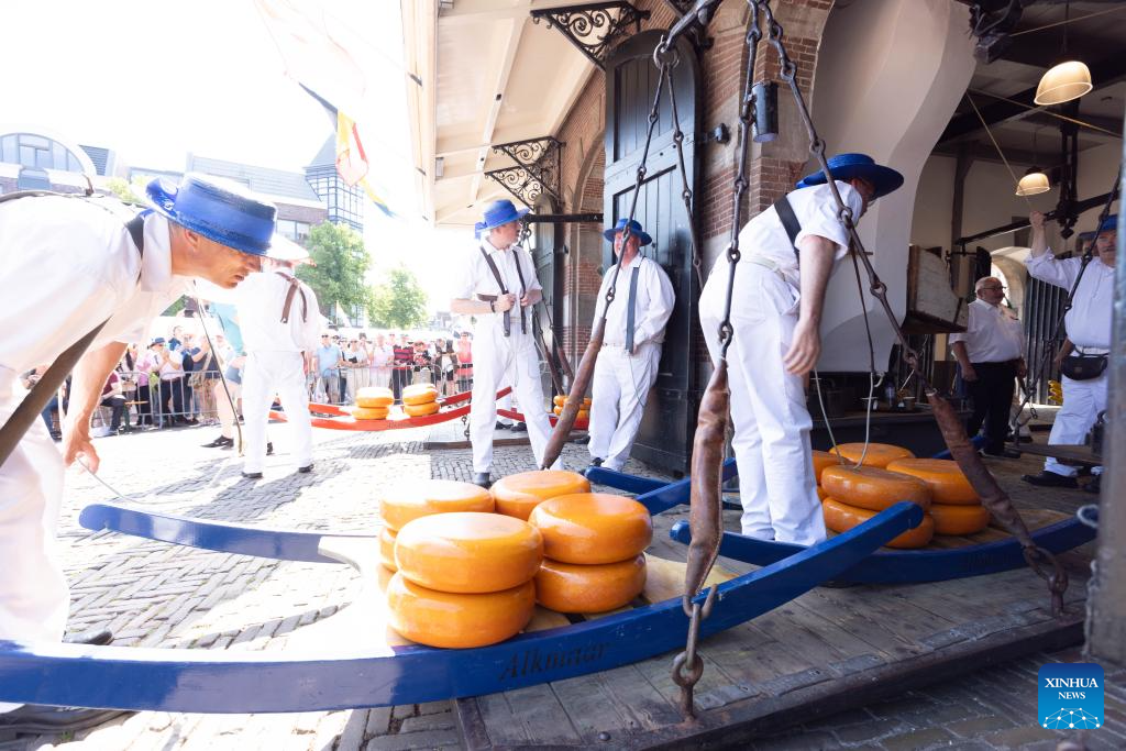 Kaasboeren verkopen producten op de Alkmaarse Kaasmarkt in Nederland – Xinhua