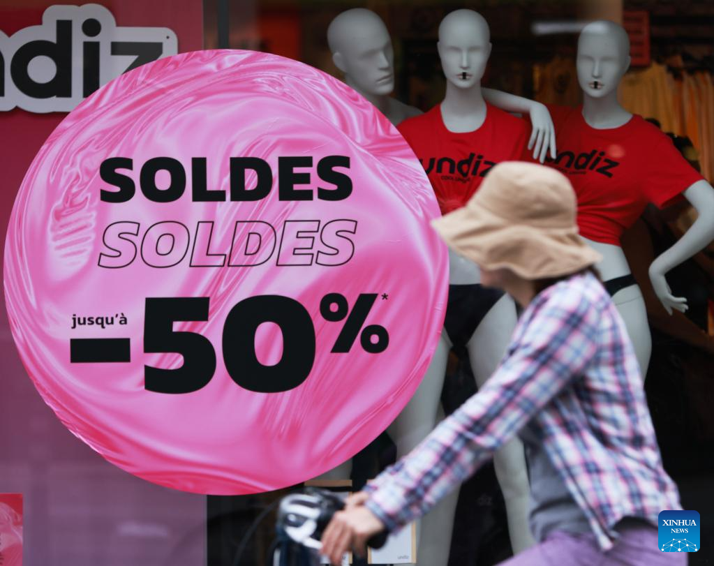Summer sales kick off in ParisXinhua