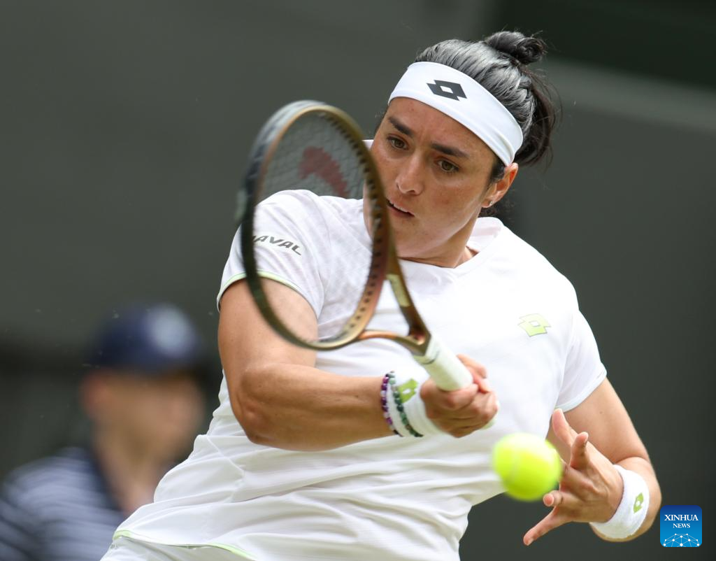 Jabeur outlasts Rybakina, sets up Sabalenka semifinal at WimbledonXinhua