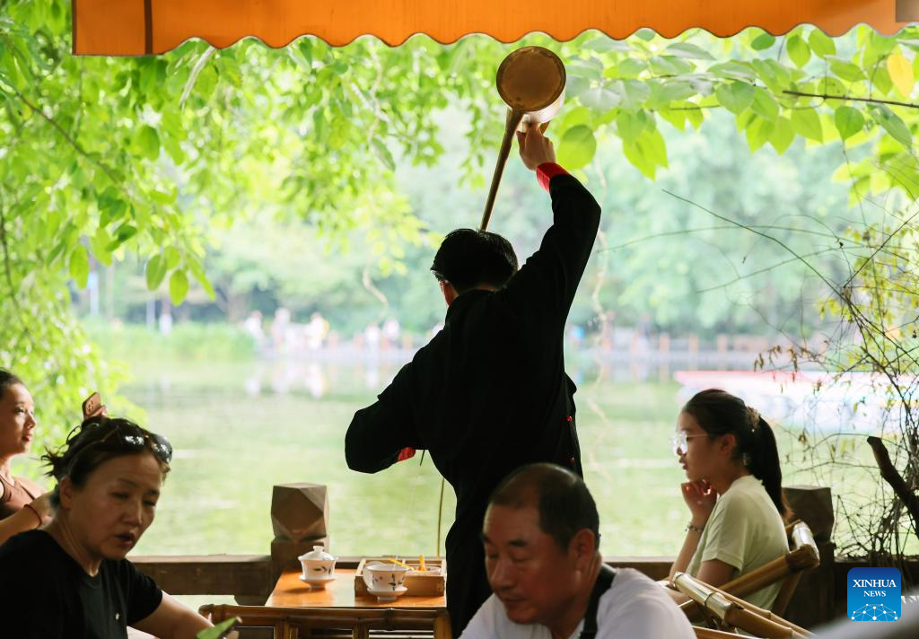 Pouring tea from the long spout tea kettle at the Chengdu Cultural Show