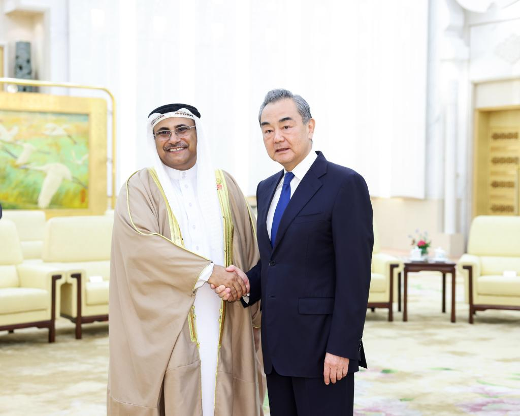 كبير الدبلوماسيين الصينيين يلتقي رئيس البرلمان العربي