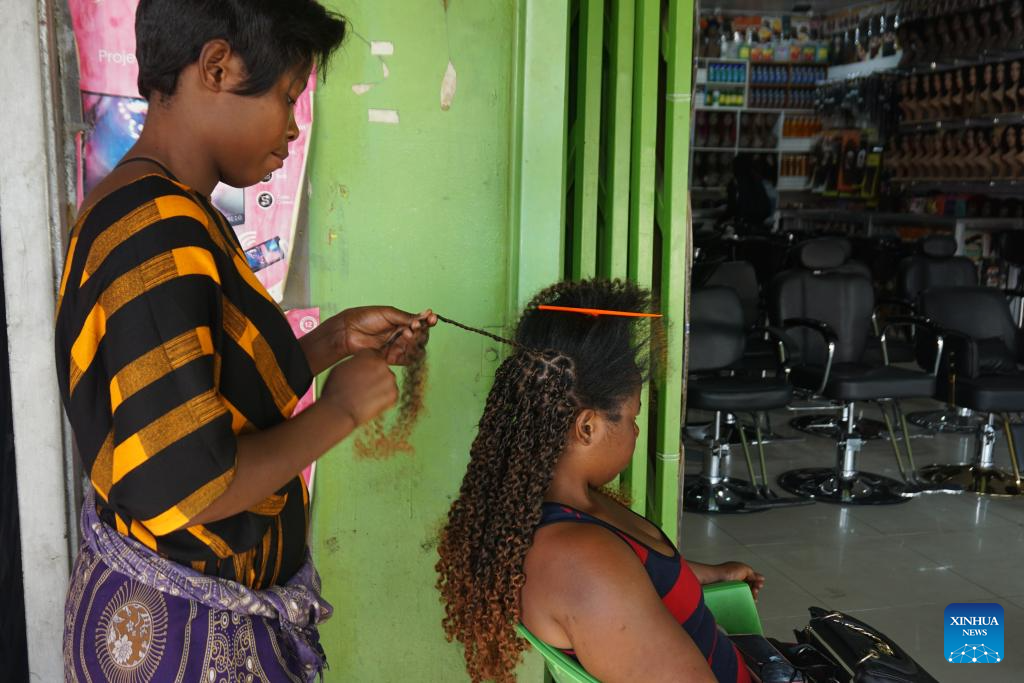Feature: Zambian women harnessing hair braiding skills to earn living-Xinhua