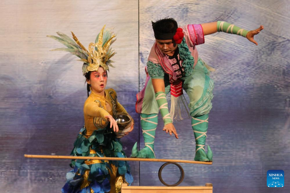 Acróbatas chinos actúan en el Teatro EDP Gran Vía de Madrid, España-Xinhua